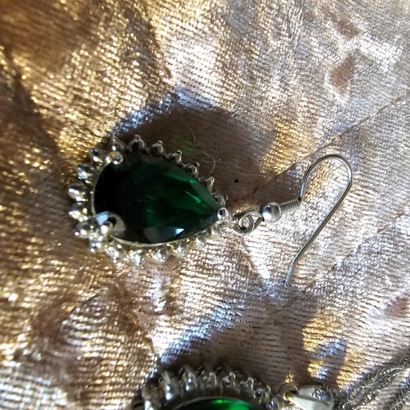 Elegant style jewelry set, necklace, and earrings - Picture 2 of 6